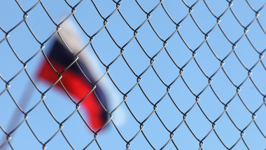 steag rusesc in spatele unui gard de sarma