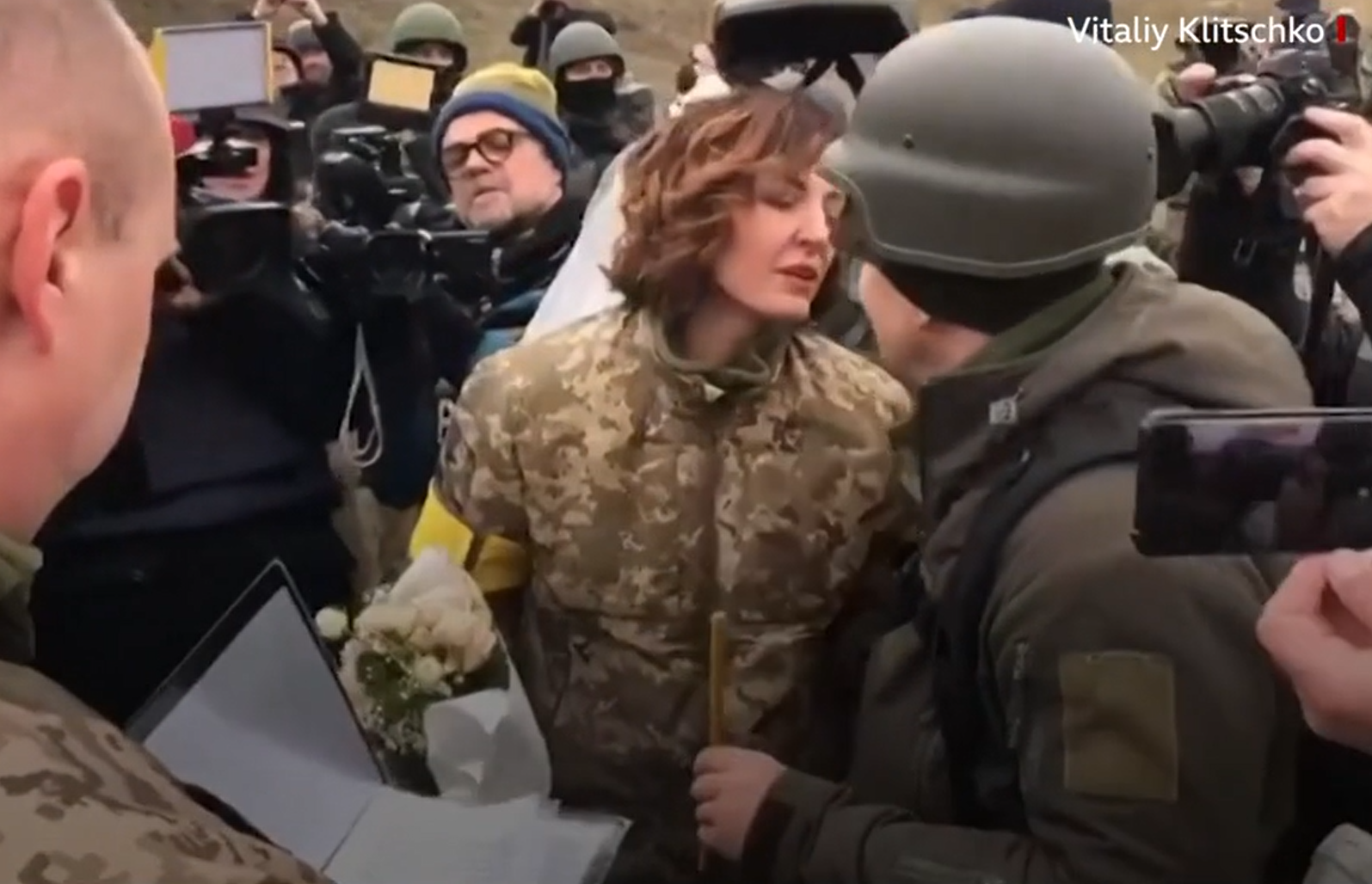VIDEO: Doi tineri care s-au înrolat în armata ucraineană s-au căsătorit în prima linie a rezistenței împotriva militarilor ruși
