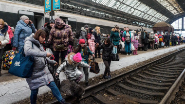 Imagine sugestivă din 6 martie cu ucrainenii care așteaptă în gara din Lviv un tren care să-i ducă în altă țară, în special Polonia. Foto: Profimedia Images
