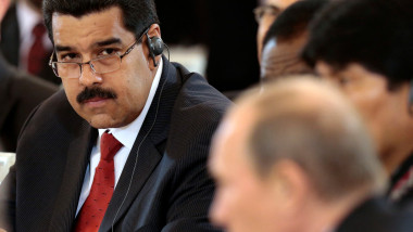 Nicolas Maduro îl ascultă pe Vladimir Putin