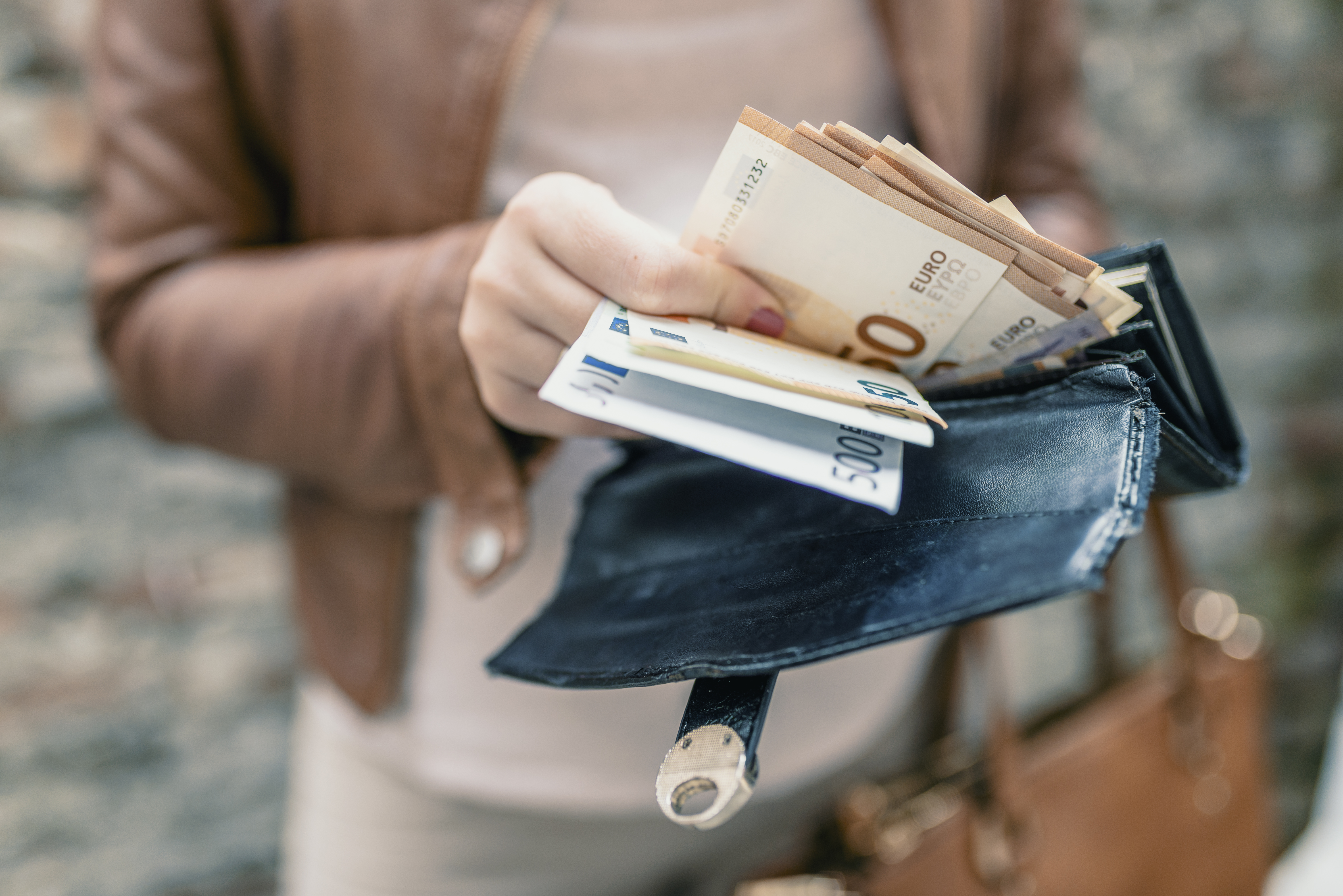 Criza din Ucraina a declanșat o goană după valută în România. Specialiști: Casele de schimb speculează spaima și cresc cotațiile