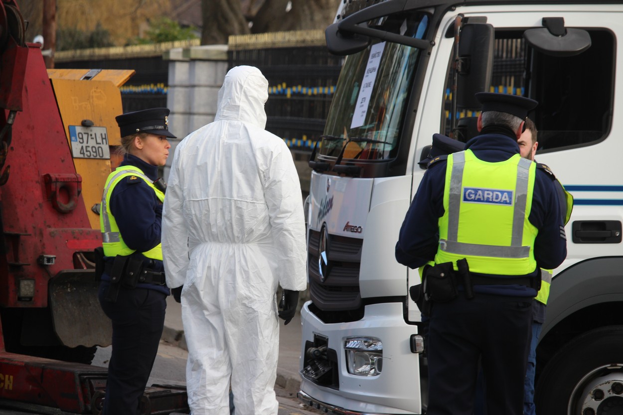 VIDEO. Bărbat arestat în Irlanda după ce a intrat cu camionul în poarta Ambasadei Rusiei din Dublin