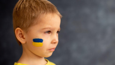 copil avand pe obraz steagul ucrainei