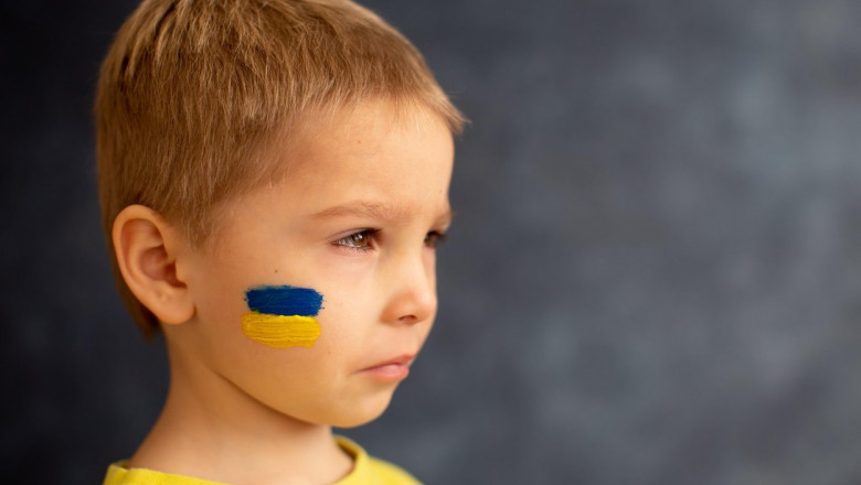 copil avand pe obraz steagul ucrainei