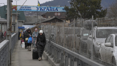 Ukrainian refugees on the Moldovan border, lines on the bridge that means salvation