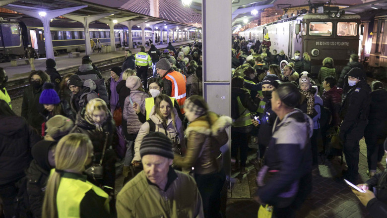 aglomeratie in gara de nord plina de voluntari si refugiati ucraineni