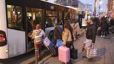 refugiati ucraieni care urca in autocar