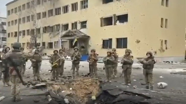 Militarii ucraineni cântă imnul național în mijlocul distrugerilor din Kiev