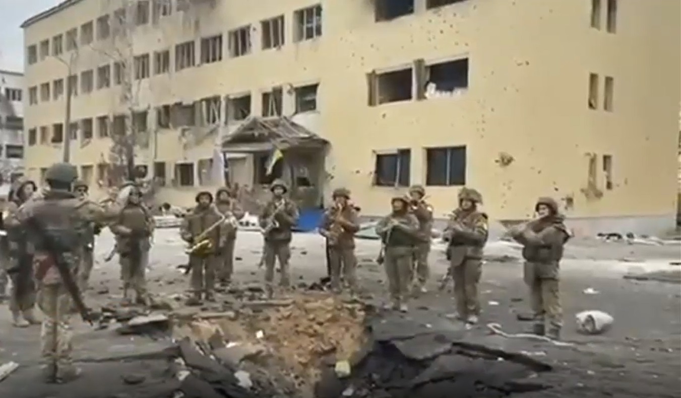 VIDEO. Militarii ucraineni cântă imnul național în mijlocul distrugerilor din Kiev
