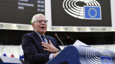 şeful diplomaţiei europene, Josep Borrell, cu mana la piept in timpul unui discurs in parlamentul european