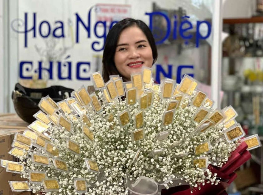 O femeie din Vietnam a primit de 8 martie un buchet cu foițe de aur de peste 300.000 de dolari