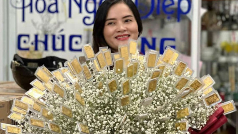 O femeie din Vietnam a primit de 8 martie un buchet cu foițe de aur de peste 300.000 de dolari.