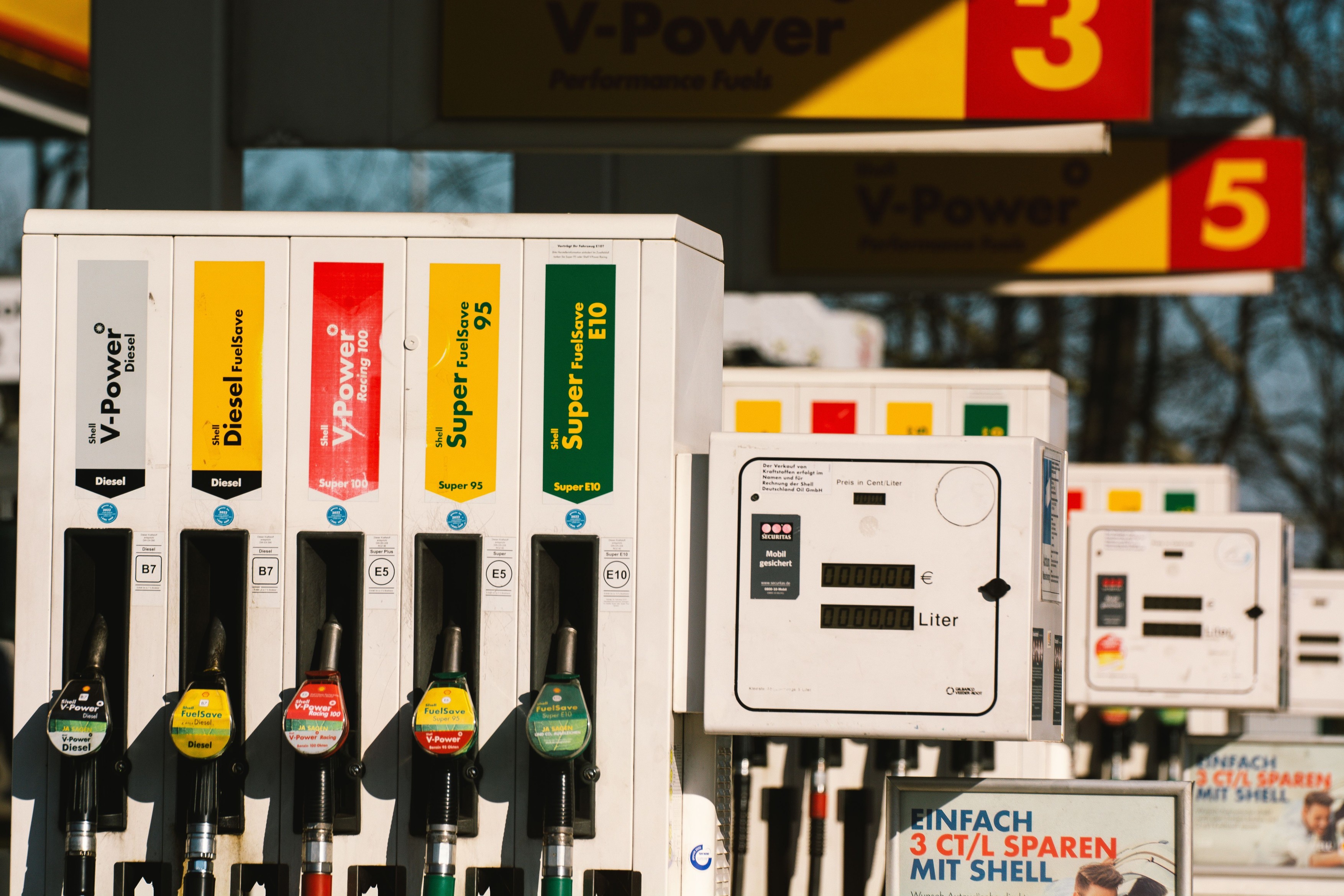 Shell își cere scuze pentru că a cumpărat petrol rusesc și anunță că renunță complet la legăturile cu Rusia