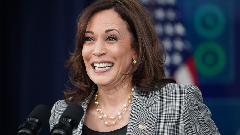 Kamala Harris zâmbește