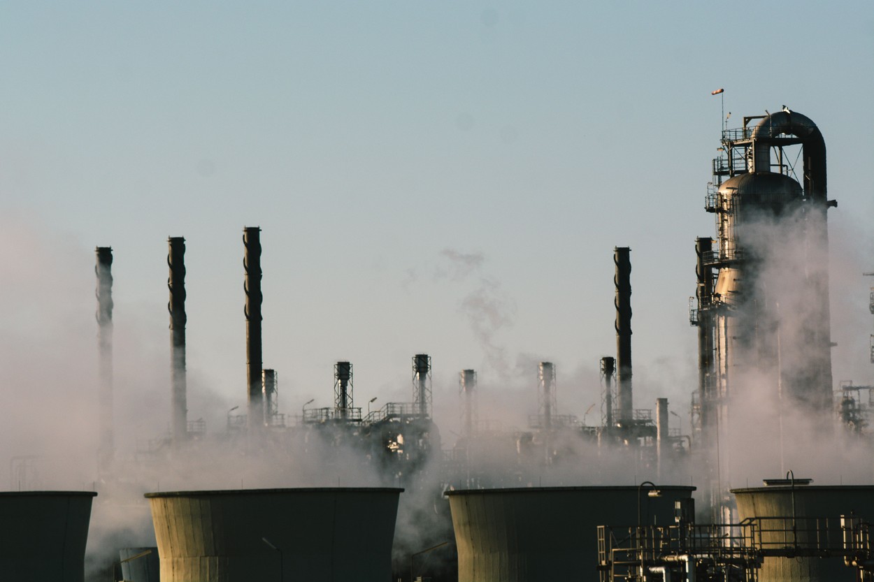 Prețul petrolului a crescut din nou după ce SUA și Marea Britanie au anunțat că renunță la importurile din Rusia