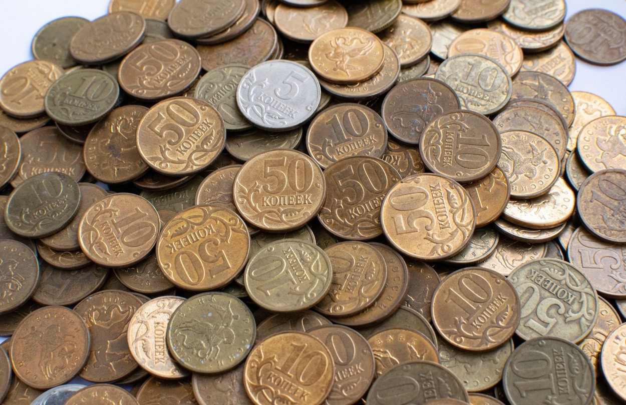 Rubla e din nou în picaj, după ce banca centrală a Rusiei a renunțat la câteva măsuri dure pentru controlul monedei
