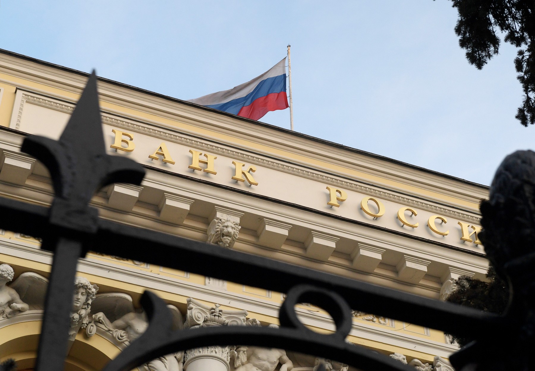 Economia Rusiei se află în pragul colapsului. Banca centrală de la Moscova impune restricții valutare drastice