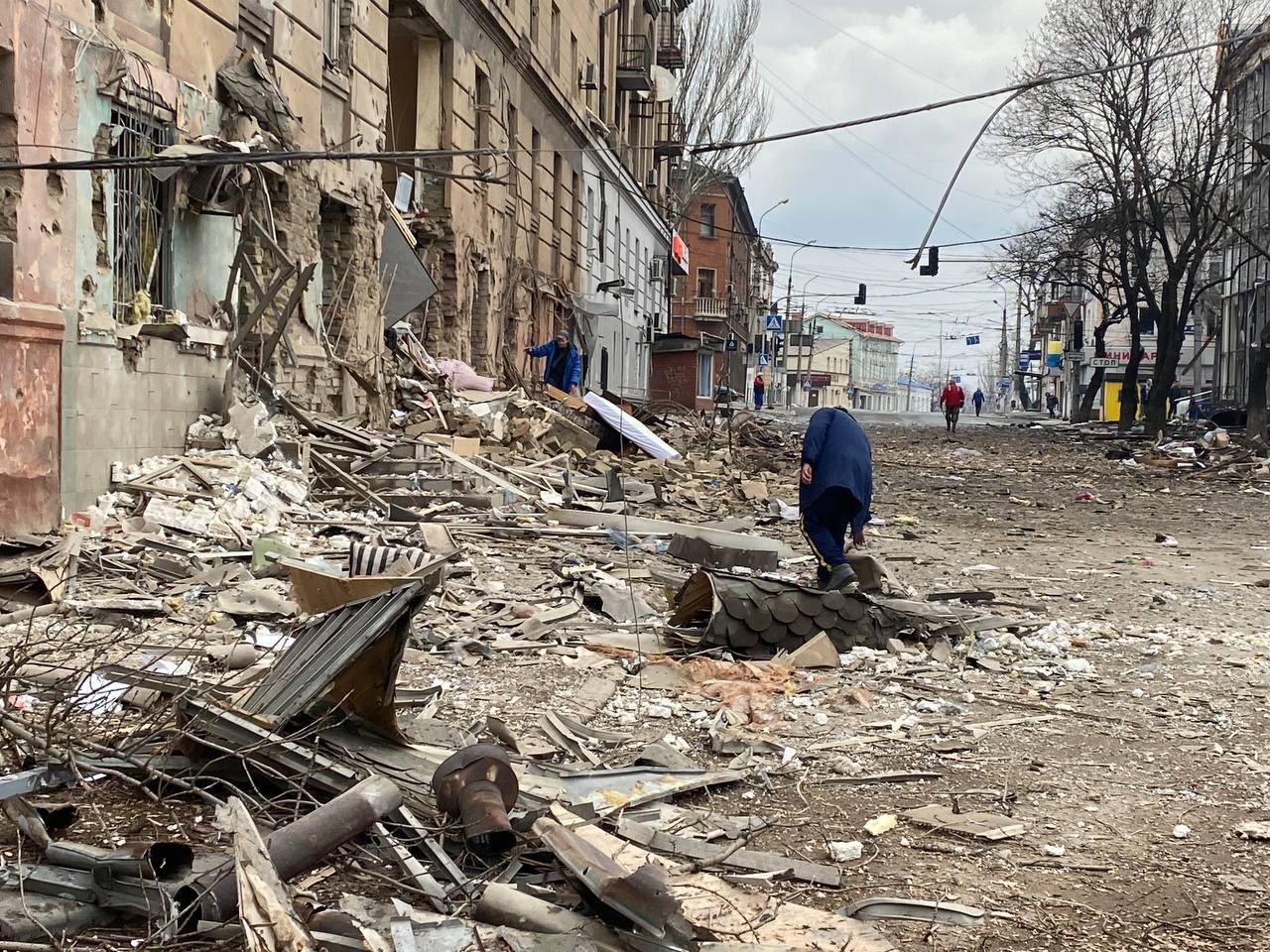 Catastrofă umanitară în Mariupol. Cadavrele zac pe străzi, oamenii sunt flămânzi și topesc zăpada pentru că nu au apă potabilă