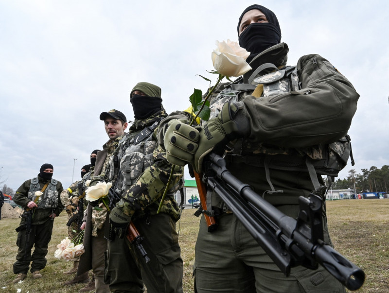 Fortăreața Kiev: Locuitorii capitalei ucrainene și-au baricadat orașul și s-au înarmat în așteptarea asaltului armatei ruse