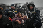 Ukraine: Refugees flee in snow storm