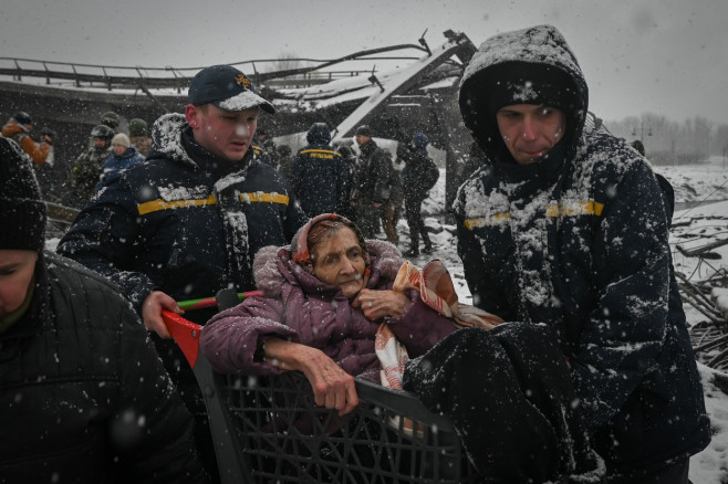 Ukraine: Refugees flee in snow storm