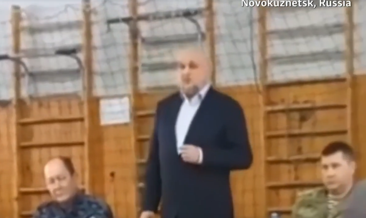 VIDEO. Un oficial rus este confruntat de rudele unor militari trimiși în Ucraina: „Au fost duși acolo pe post de carne de tun”