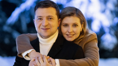 Olena Zelenska și Volodimir Zelenski se imbratiseaza la poza cu zapada in fundal