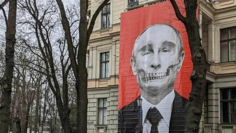 Poster cu Putin, combinat cu o imagine de craniu