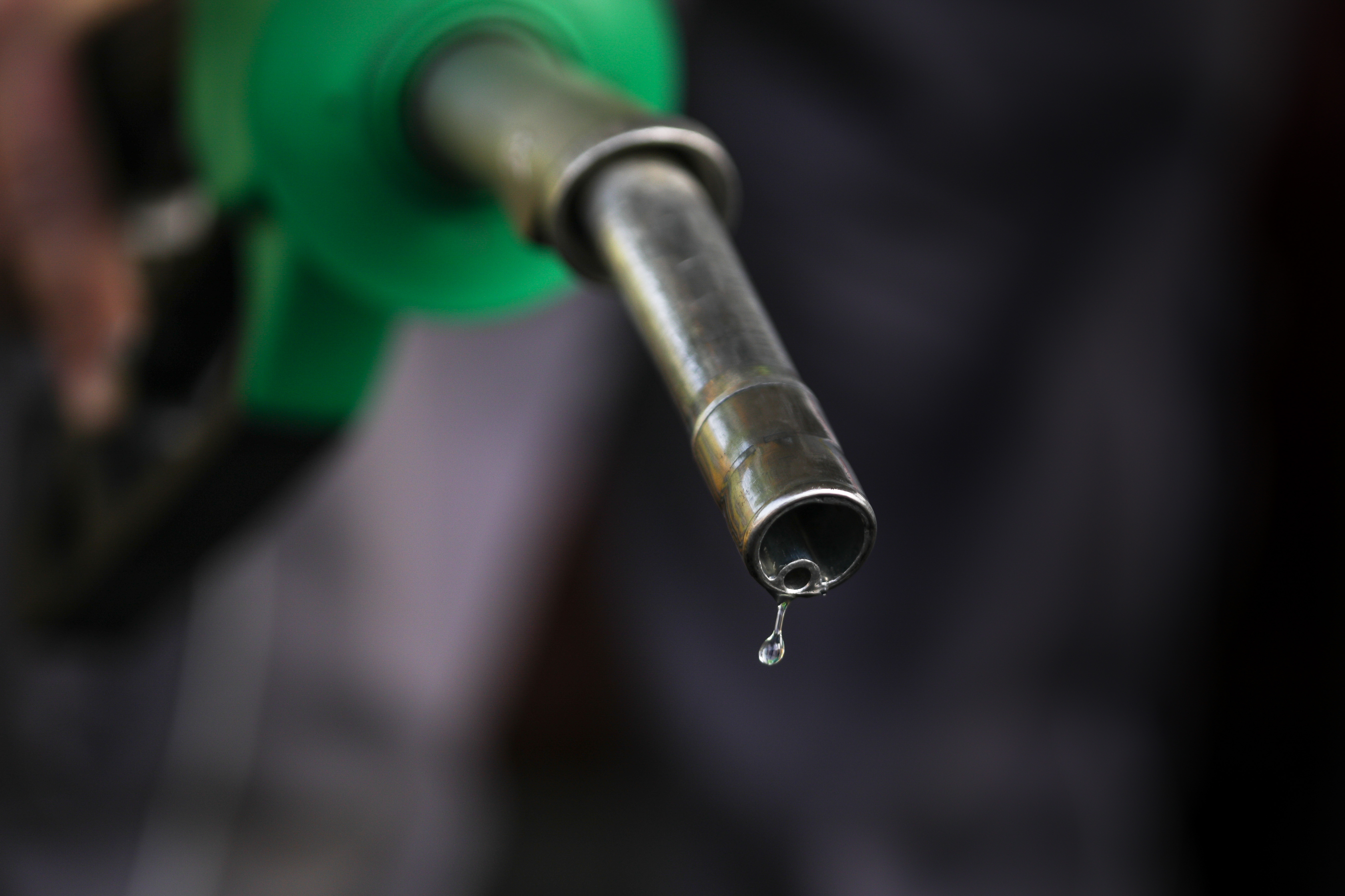 Prima zi de scădere a prețului carburanților. Motorina a coborât sub 10 lei pe litru la unele benzinării