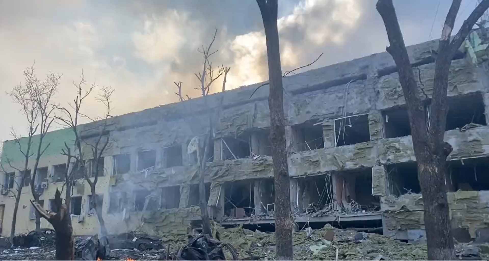 Un spital de copii din Mariupol a fost distrus de bombe rusești, susține consiliul local. Zelenski: Există copii sub dărâmături
