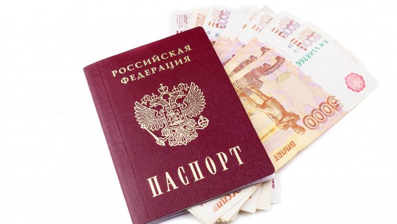 Pașaport rus cu bancnote de ruble în interior