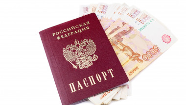 Pașaport rus cu bancnote de ruble în interior