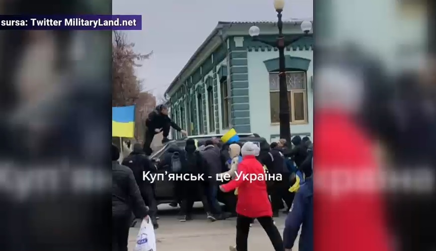 VIDEO „Este orașul nostru, sunt străzile noastre!” Ucrainenii se pun în fața blindatelor rusești pentru a le împiedica înaintarea