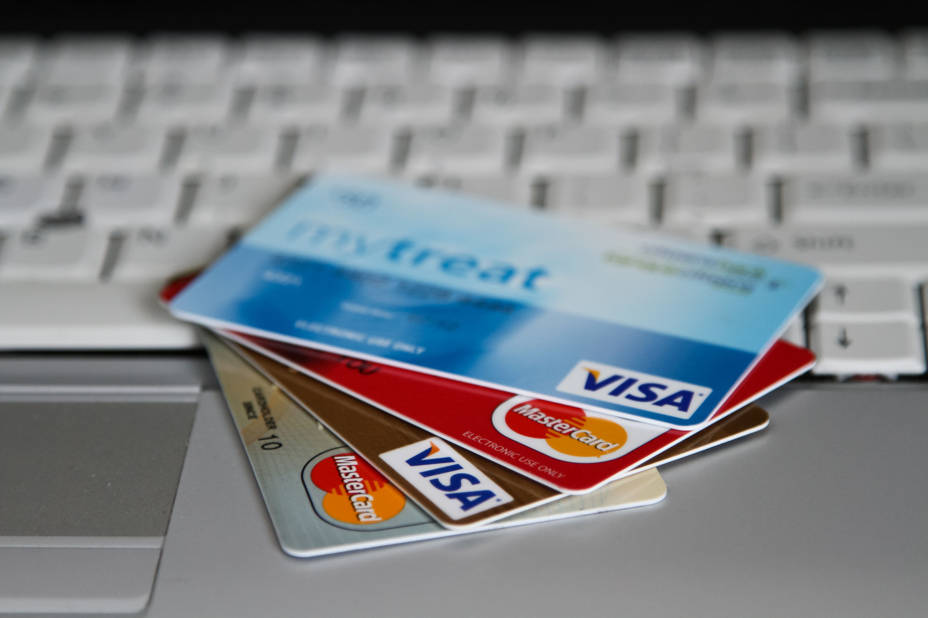 Mastercard și Visa se alătură sancțiunilor occidentale și blochează banii rușilor