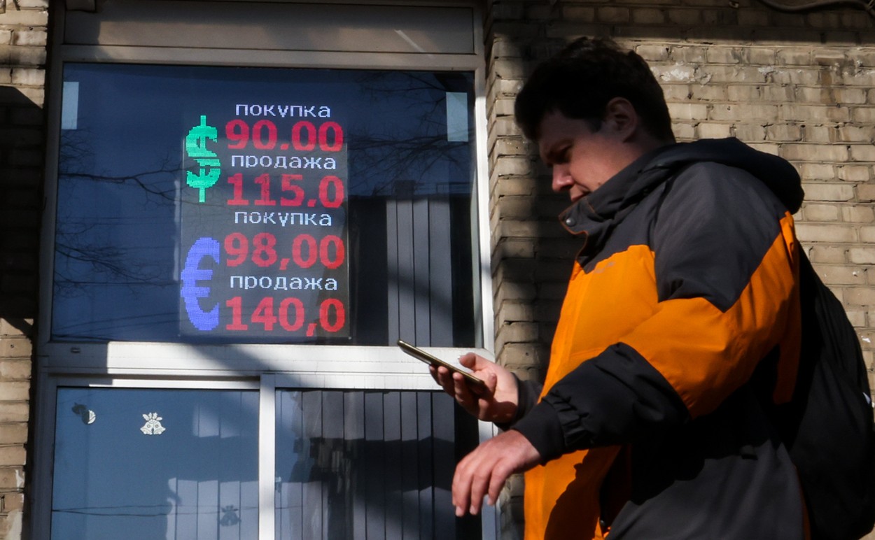 Rușii încep să simtă efectul sancțiunilor economice. Tânăr din Moscova: „Nu știu ce să fac. Mă tem că ne transformăm în Coreea de Nord”