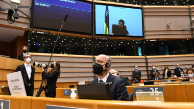 Charles Michel ascultă discursul lui Volodimir Zelenski în plenul Parlamentului European.