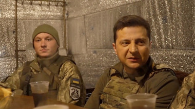 Zelenski într-un adăpost, alături de militari.