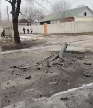 Imagini din orașul Harkov, bombardat toată noaptea. Un cartier întreg a fost lovit, rămășița unei rachete a rămas înfiptă în asfalt