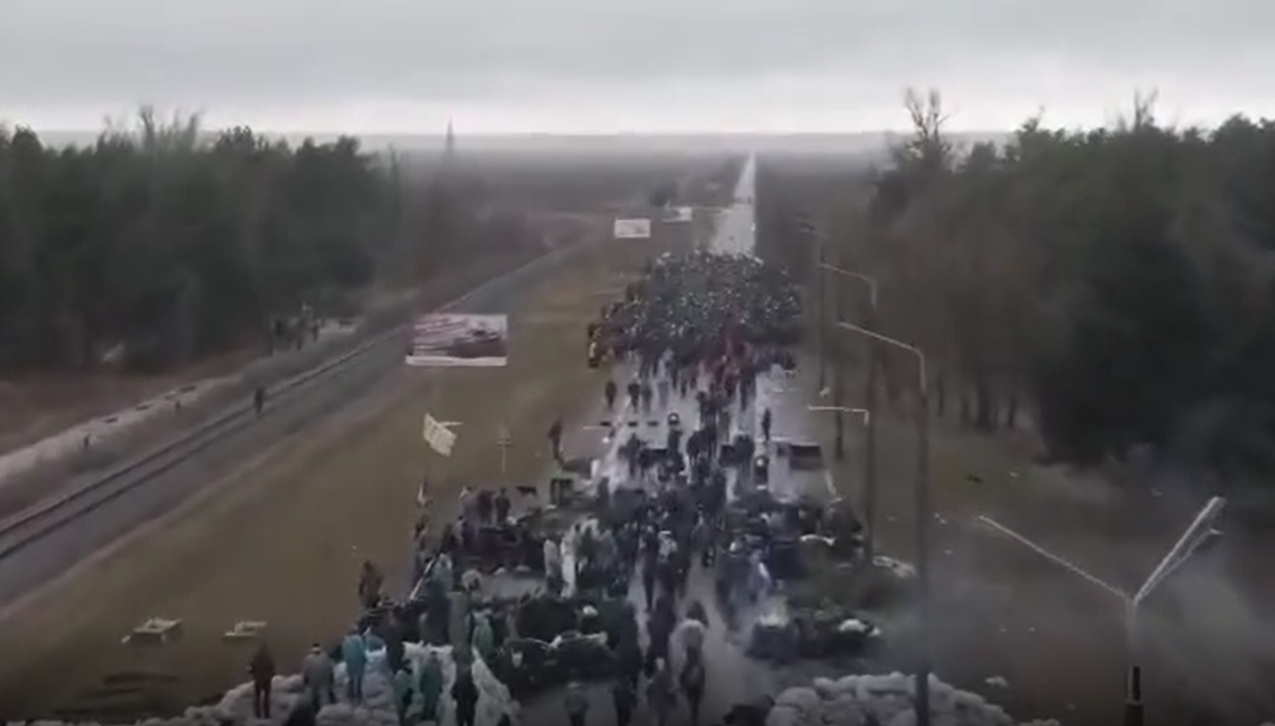 VIDEO Imagini impresionante. Zeci de oameni blochează tehnica militară rusă cu propriile trupuri