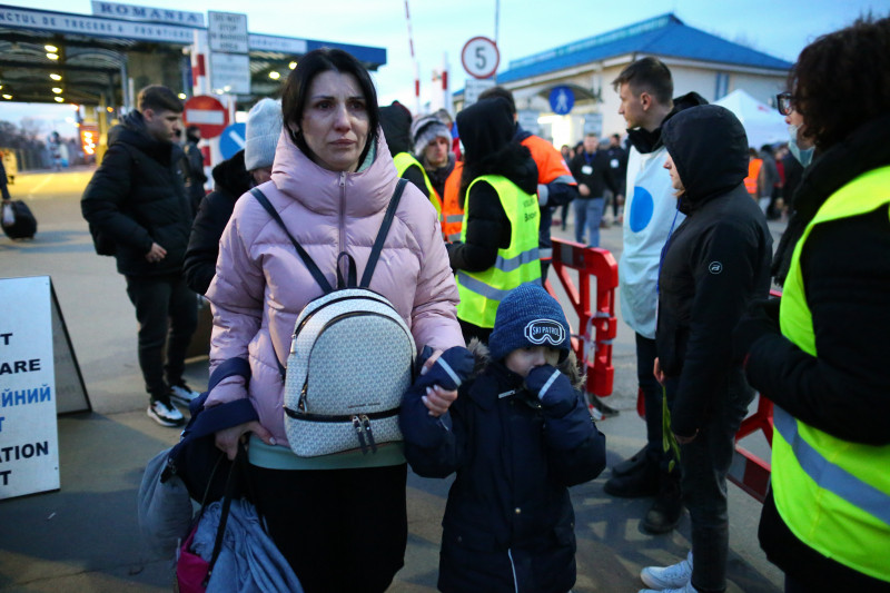 Refugiati ucraineni trec granita in Romania prin vama Sighetu Ma