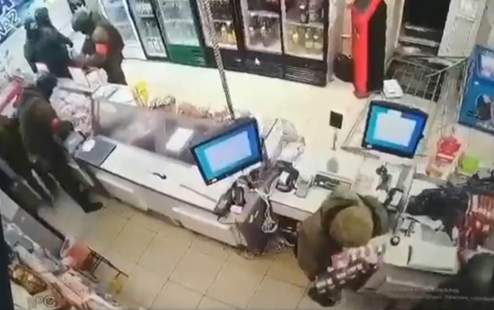 Soldații rușii fură tot ce găsesc în magazinele din Ucraina. Noi imagini au fost făcute publice