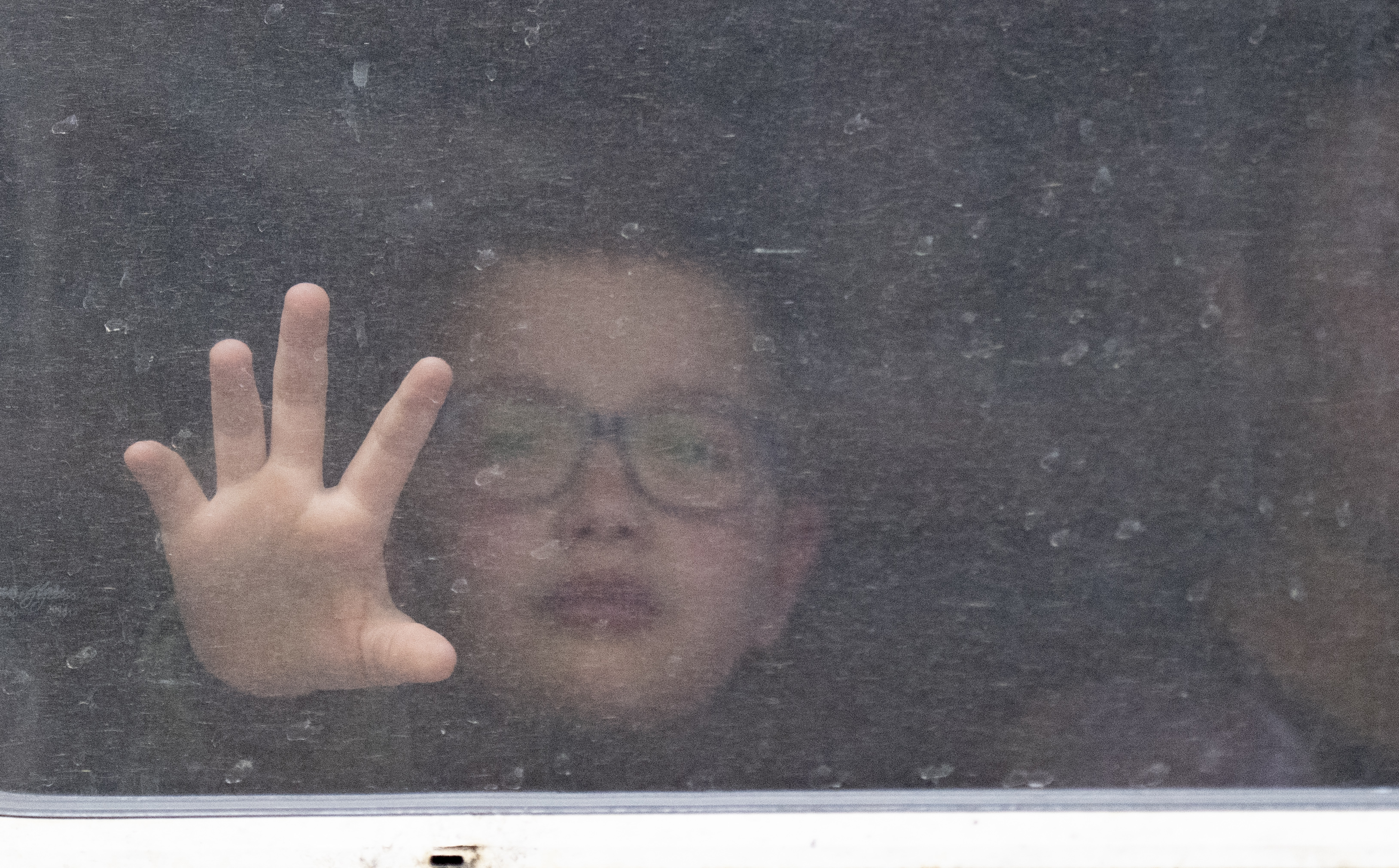 Copiii din Ucraina plâng și cer ajutor: Nu vrem să murim. Ajutați-ne! Opriți războiul!