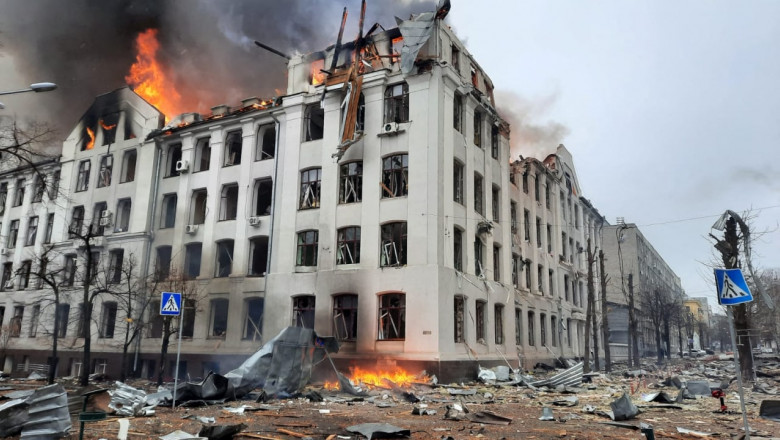 Clădire în flăcări bombardată