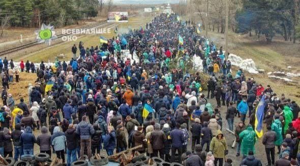 VIDEO Imagini impresionante. Sute de oameni blochează tehnica militară rusă cu propriile trupuri