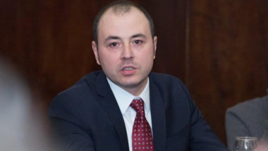Andrei Muraru face declarații la o ședință.