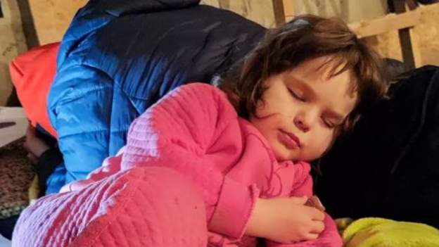O fetiță bolnavă de cancer din Harkov rămâne fără medicamente. Mama ei se teme să evacueze orașul din cauza bombardamentelor