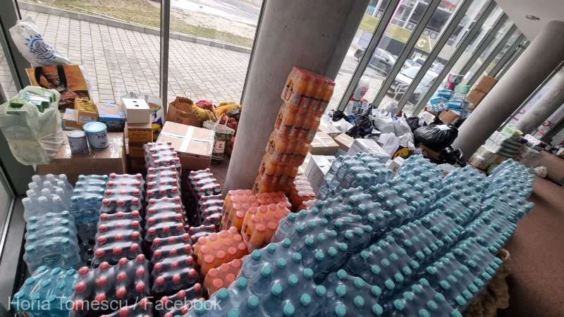 Bucureştenii au donat trei tone de produse pentru refugiaţii din Ucraina la centrul de la Arena Naţională