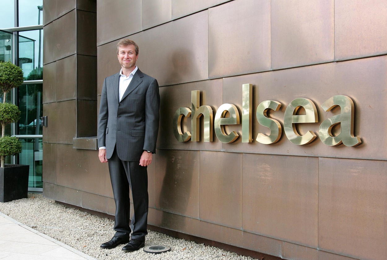 Oligarhul rus Roman Abramovici anunță că vinde clubul de fotbal Chelsea Londra