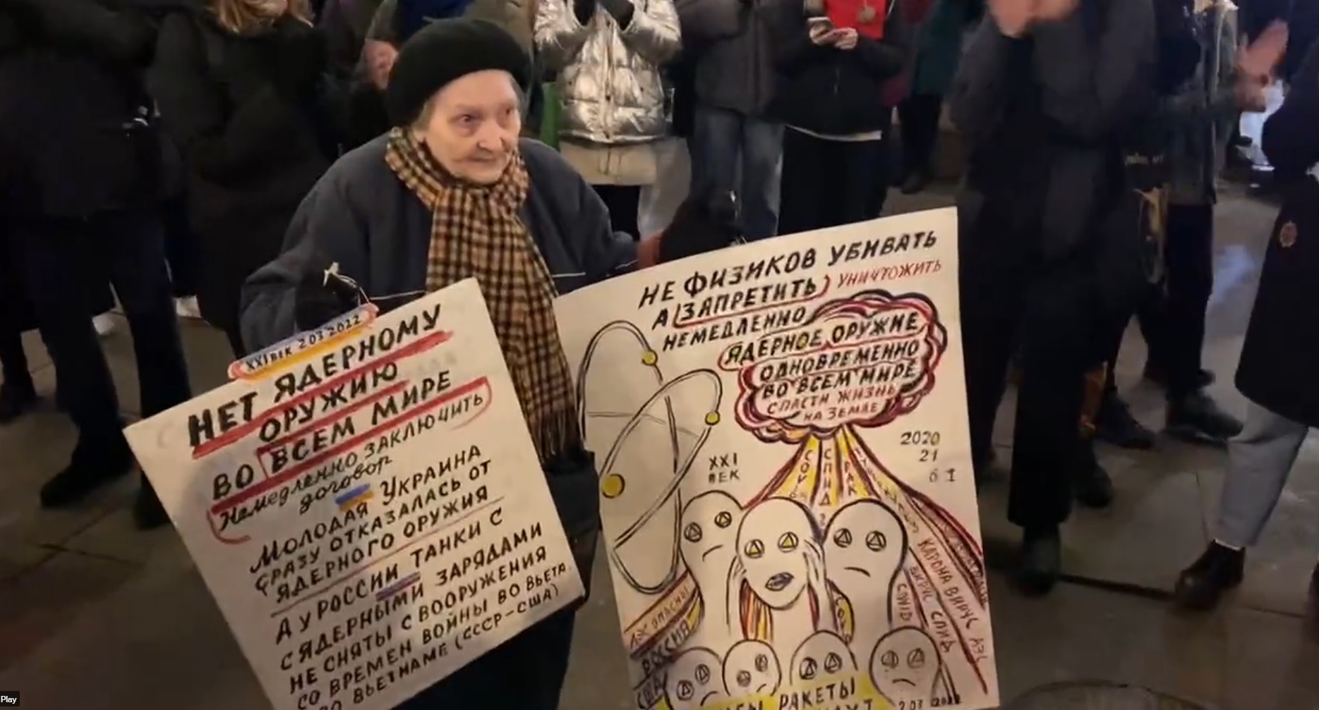 O pensionară care a supraviețuit asediului Leningradului din anii '40, ridicată de scutieri pentru că a cerut încetarea războiului