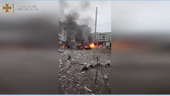 Noi imagini cu blocuri distruse în bombardamentul din Borodyanka. Autoritățile spun că e posibil ca în ele să fi fost încă oameni